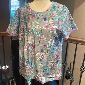 Cherokee Runway Scrub top, Size L